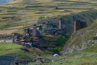 Antik Gürcü Köyü - Dartlo, Tusheti, Kakheti Bölgesi. Ulusal stilde taş evler ve kuleler