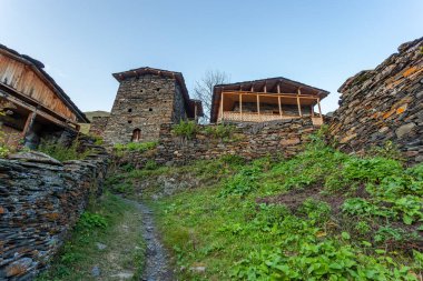Antik Gürcü Köyü - Dartlo, Tusheti, Kakheti Bölgesi. Ulusal stilde taş evler ve kuleler