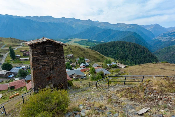 Yukarı Omalo köyü ve Keselo kalesi. Georgia 'ya git. Kafkaslar