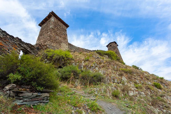 El pueblo de Omalo superior y la fortaleza Keselo. Viaje a Georgia — Foto de Stock