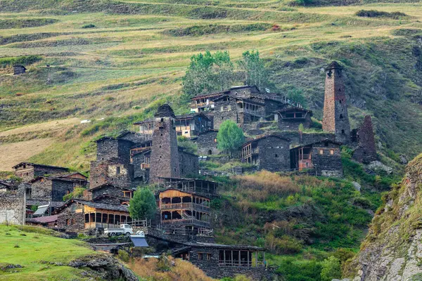 Aldeia georgiana antiga Dartlo, Tusheti, região de Kakheti. Casas e torres de pedra — Fotografia de Stock