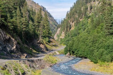 Tusheti 'deki tehlikeli dağ yolu, Gürcistan' ı geçmek.