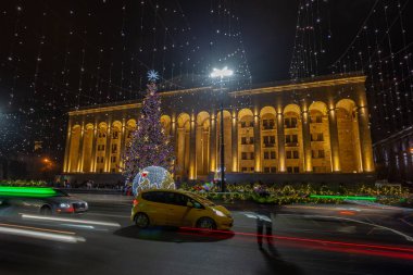 Tiflis, Gürcistan - 31 Aralık 2020: Gürcistan Parlamentosu önünde Noel ağacı. Ünlülük