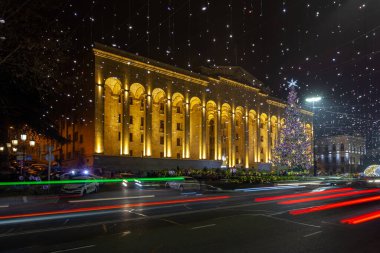 Tiflis, Gürcistan - 31 Aralık 2020: Gürcistan Parlamentosu önünde Noel ağacı. Ünlülük