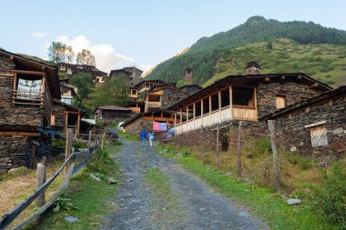 Antik Gürcü Köyü - Dartlo, Tusheti, Kakheti Bölgesi. Ulusal stilde taş evler ve kuleler
