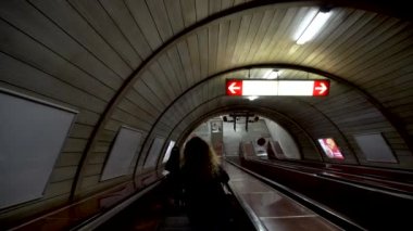 Tiflis, Gürcistan - 18 Ağustos 2021: Gürcistan 'ın Tiflis kentindeki Sarajishvili metrosunda yürüyen merdiven