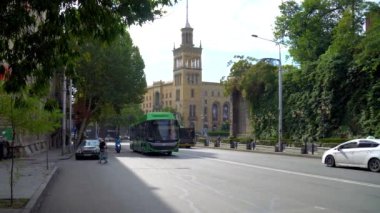 Tiflis, Gürcistan - 18 Ağustos 2021: Şehir Caddesi, Tiflis