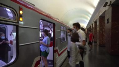 Tiflis, Gürcistan - 18 Ağustos 2021: Tren Rustaveli metrosundaki platforma ulaşır. Tiflis, Gürcistan