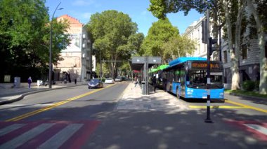 Tiflis, Gürcistan - 18 Ağustos 2021: Tiflis 'teki Chavchadaze Bulvarı' nda araba trafiği