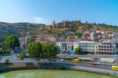 Tiflis, Gürcistan - 25 Ağustos 2021: Eski Tiflis, Abanotubani 'nin güzel manzarası. Seyahat