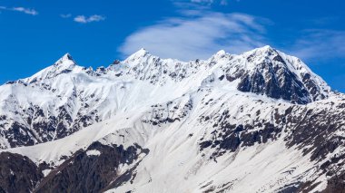 Gürcistan 'ın yüksek dağlık bölgesi Svaneti dağlarının güzel manzarası. Peyzaj