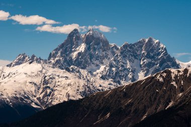 Ushba Dağı 'nın manzarası. Ushba, Gürcistan 'ın Svaneti bölgesinde yer alan Kafkaslar' ın en önemli zirvelerinden biridir. Seyahat.