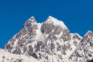 Ushba Dağı 'nın manzarası. Ushba, Gürcistan 'ın Svaneti bölgesinde yer alan Kafkaslar' ın en önemli zirvelerinden biridir. Seyahat.