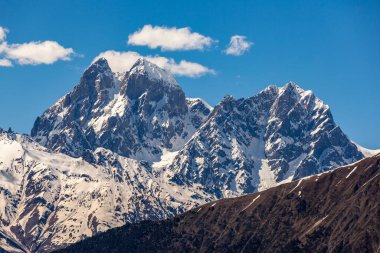 Ushba Dağı 'nın manzarası. Ushba, Gürcistan 'ın Svaneti bölgesinde yer alan Kafkaslar' ın en önemli zirvelerinden biridir. Seyahat.