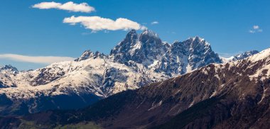 Ushba Dağı 'nın manzarası. Ushba, Gürcistan 'ın Svaneti bölgesinde yer alan Kafkaslar' ın en önemli zirvelerinden biridir. Seyahat.