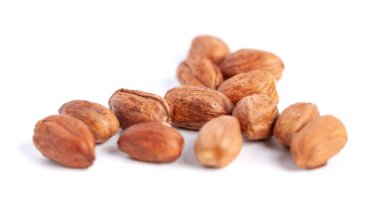 Beyaz arka planda fındık taneleri, sağlıklı yiyecekler. Makro çekim