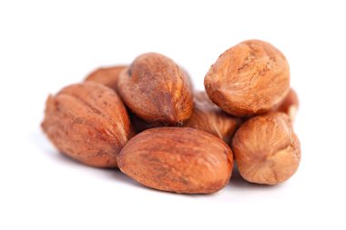 Beyaz arka planda fındık taneleri, sağlıklı yiyecekler. Makro çekim