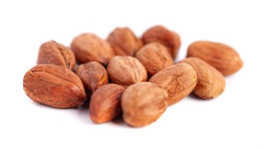 Beyaz arka planda fındık taneleri, sağlıklı yiyecekler. Makro çekim