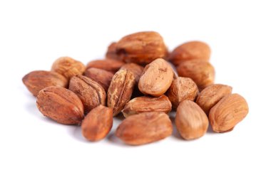 Beyaz arka planda fındık taneleri, sağlıklı yiyecekler. Makro çekim