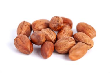 Beyaz arka planda fındık taneleri, sağlıklı yiyecekler. Makro çekim