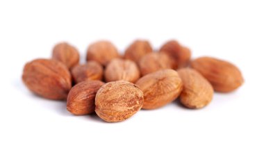 Beyaz arka planda fındık taneleri, sağlıklı yiyecekler. Makro çekim