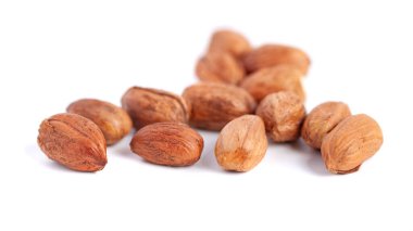 Beyaz arka planda fındık taneleri, sağlıklı yiyecekler. Makro çekim