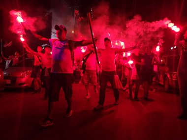 Cochabamba, Bolivya; 4 Mart 2019: Şehir takımını destekleyen kırmızı karavan (Jorge Wilstermann)