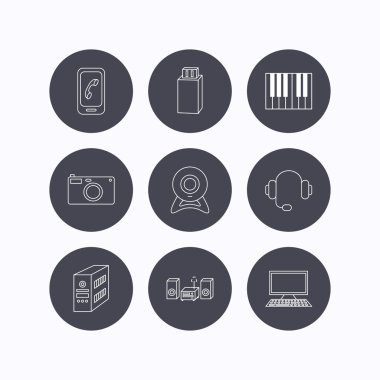 Fotoğraf makinesi, kulaklık ve Usb flash simgeler.