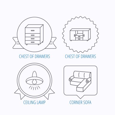 Köşe kanepe, lamba ve göğüs simgeler tavan.