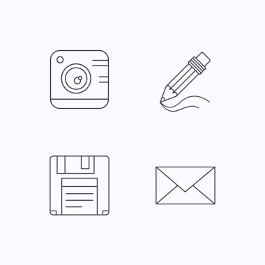 Fotoğraf kamera, kalem ve posta simgeleri.