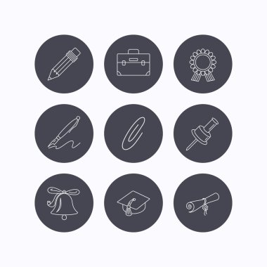 Mezuniyet kap, kalem ve diploma simgeleri.