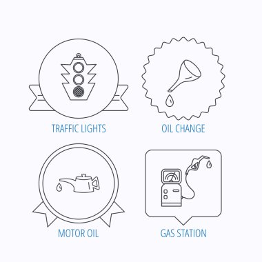 Motor yağı, trafik ışıkları ve benzin istasyonu.