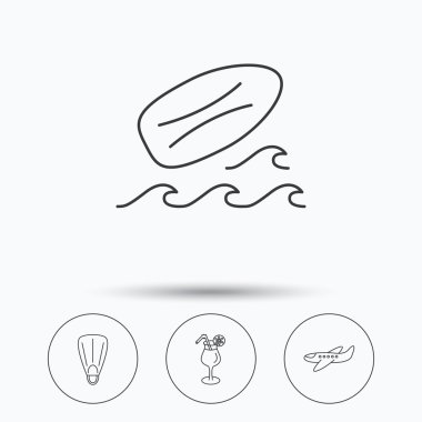 Sörf tahtası, dalgalar ve kokteyl simgeler.