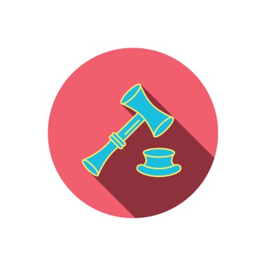 Açık artırma çekiç simgesi. Adalet ve hukuk işareti.