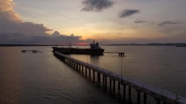 Öğleden sonra büyük gemi rıhtıma dayanır.