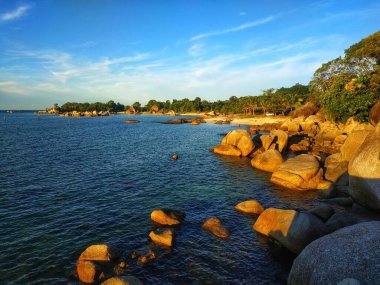 Tanjung Tinggi plaj manzarası çeşitli granitlerle süslenmiş.
