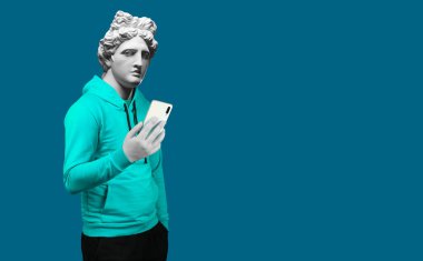 Modern sanat kolajı. Uygulama mesajlaşması mesajı kullanarak cep telefonu tutan bir adamın portresi. Apollo 'nun alçıtaşı başı. Takım elbiseli adam. Mavi bir arkaplanda.