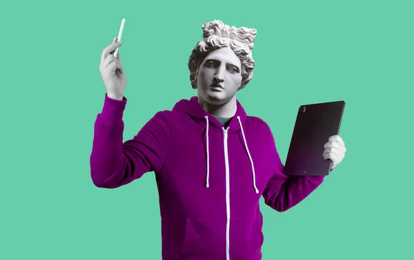 Modern sanat kolajı. Tablet ve kalem tutan konsept portreci. Apollo 'nun alçı taşı başı.