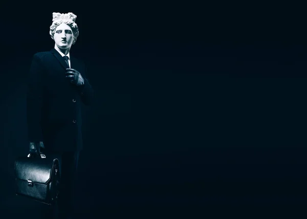 Modern sanat kolajı. Elinde evrak çantası olan bir iş adamının resmi..