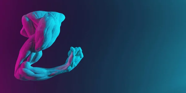 Güçlü bir fitness oyuncusunun eline yakın çekim. Neon konsepti, kas alçıtaşı el..