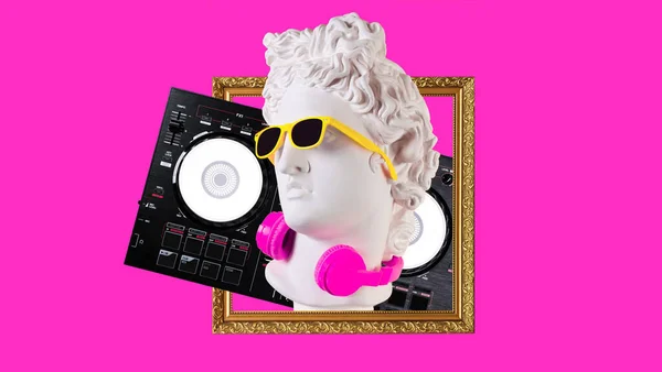 Apollo Mit Kopfhörern Und Sonnenbrille Auf Rosa Hintergrund Konzeptkunst Collage — Stockfoto