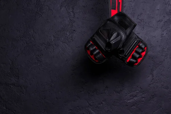 MMA için eldivenler siyah bir dokuma duvarında çiviye asılı.. 