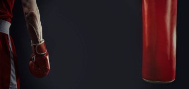 Siyah bir arka planda boks eldivenindeki el..