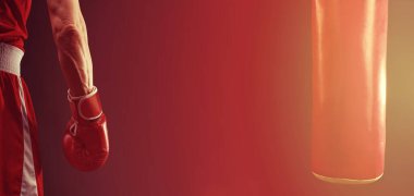 Siyah bir arka planda boks eldivenindeki el..