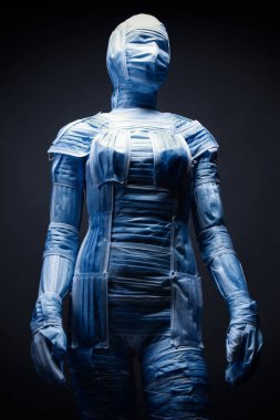 Tıbbi maske takan kadın. Gerçeküstü konsept sanat.