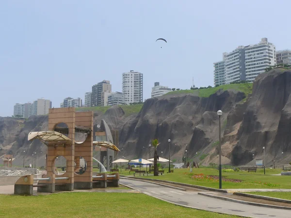 Parque del distrito de Miraflores en la costa de Lima, Perú —  Fotos de Stock