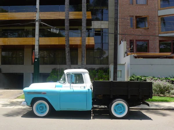 Recogida del viejo Chevrolet Apache en San Isidro, Lima — Foto de Stock