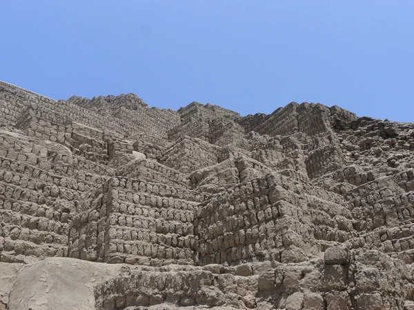 Ladrillos antiguos de adobe peruano en Huaca Pucllana en Miraflores Fotos De Stock