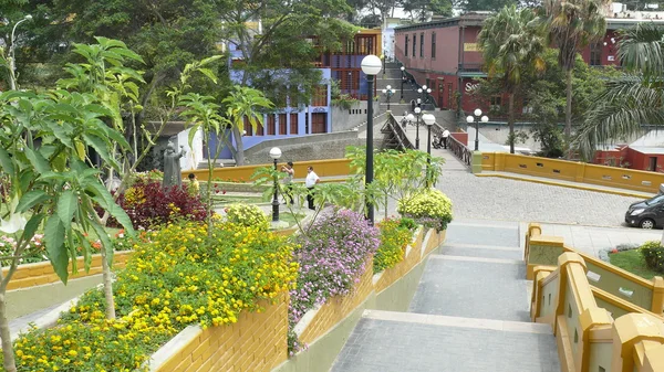 Pemandangan distrik Barranco beatnik dan jembatan terkenal yang disebut Bridge of Sighs, di Lima, Peru Stok Foto