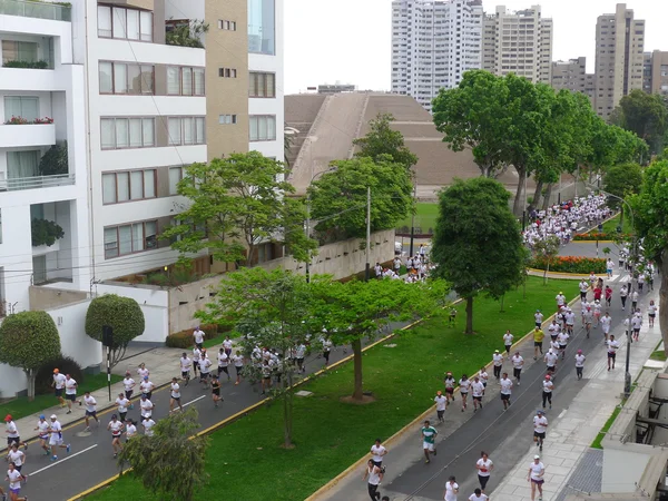 Personas corriendo en San Isidro, Lima, Perú — Foto de Stock